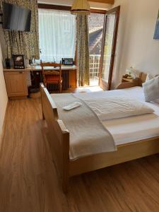 Postel nebo postele na pokoji v ubytování Hotel Restaurant Adler Stube