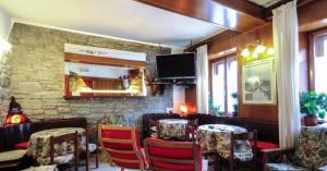 A seating area at Hotel del Corso