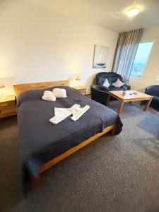 une chambre d'hôtel avec un lit avec deux serviettes dessus dans l'établissement Strandläufer, à Burgtiefe auf Fehmarn 