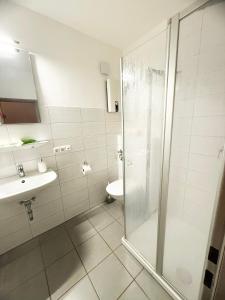 une salle de bain avec douche, lavabo et toilettes dans l'établissement Strandläufer, à Burgtiefe auf Fehmarn  17 autres photos