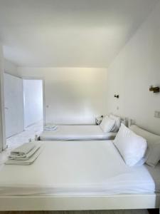 ポリフロノにあるTao Te Wellnessの窓のある部屋にある大きな白いベッド