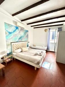 Un dormitorio con dos camas y un cuadro en la pared. en Cellini apartments, en Roma