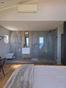 Koupelna v ubytování iMoyo Ocean Villa Hermanus + 161 fotografií