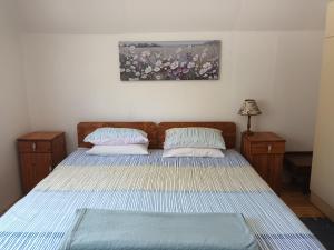 Un dormitorio con dos camas y un cuadro en la pared. en Lolita's, en George