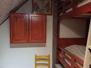a room with two bunk beds and a ladder to a bed at Chalet cosy avec garage et vues, 3 niveaux, 6 pers, proche Luz, animaux admis - FR-1-402-54 in Viella