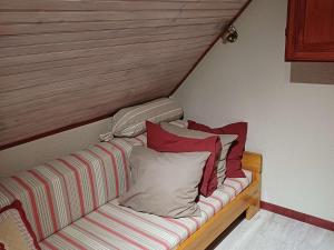 a couch with pillows on it in a room at Chalet cosy avec garage et vues, 3 niveaux, 6 pers, proche Luz, animaux admis - FR-1-402-54 in Viella