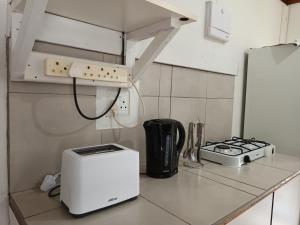 encimera de cocina con tostadora y tostadora en Lolita's, en George
