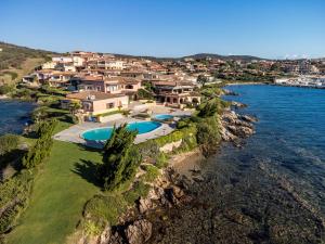 una vista aérea de una villa sobre el agua en S'Abba seafront apartments - Your House in Sardinia, en Golfo Aranci