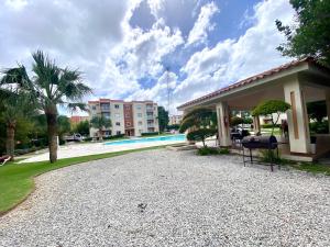 プンタ・カナにあるClose to the Airport Serena Pools BQQのスイミングプールと建物のあるリゾート