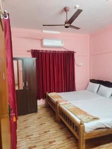 Postel nebo postele na pokoji v ubytování Quality Inn Varkala