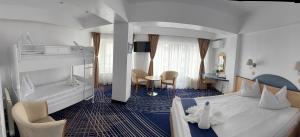 Postel nebo postele na pokoji v ubytování BRIZA Boutique Hotel Mamaia
