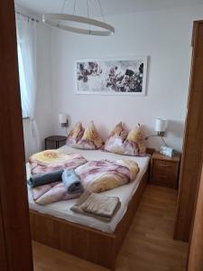 ボドニャンにあるApartment Tinaの枕が置かれたベッドが2つある寝室