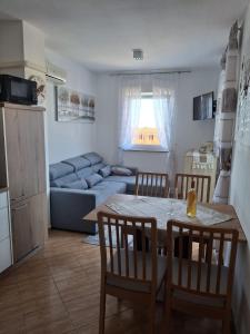 ボドニャンにあるApartment Tinaのテーブルと椅子のあるキッチンとリビングルーム