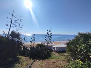 a view of a beach with the sun in the sky at Casa Linda Av in Avola