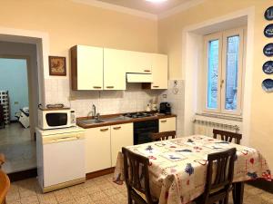 Kuchyňa alebo kuchynka v ubytovaní Appartamenti a Pitigliano