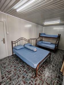 Ένα ή περισσότερα κρεβάτια σε δωμάτιο στο STUDIO HOMESTAY Arjuna