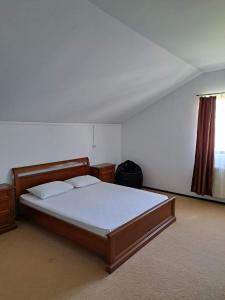 a bedroom with a bed and a window at La Dunare in Crisan