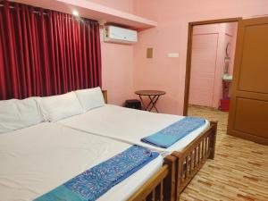 Postel nebo postele na pokoji v ubytování Quality Inn Varkala