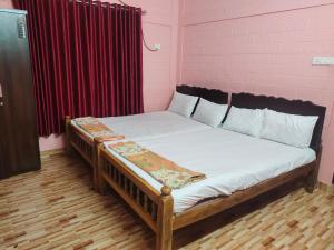 Postel nebo postele na pokoji v ubytování Quality Inn Varkala