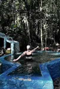 una donna in una piscina in una immersione subacquea a prua di Centro recreacional y turístico Villa Leones a La Jagua de Ibirico