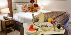 Rúm í herbergi á Grand Hotel Tralee