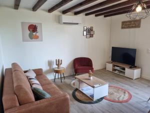 TV a/nebo společenská místnost v ubytování Au Marlézay country house 4 personnes