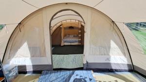 Postel nebo postele na pokoji v ubytování Tunneltent, minicamping Nästorp broa + 19 fotografií