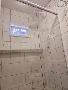 eine Dusche mit Fenster im Bad in der Unterkunft Melhor cervejaria do Brasil e a Serra te esperam! in Orleans