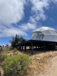 a building with a dome on top of a hill at Vilos Domo excepcional domo privado in Los Vilos