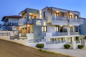 ein Gebäude mit Balkonen an der Seite in der Unterkunft Meltemi luxury apartments in Nea Roda