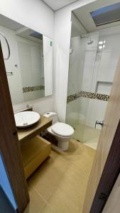 Ένα μπάνιο στο GT Somos At Home Colombia, Casa de lujo con piscina privada