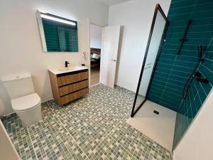 FontillesにあるVilla Aguilaのトイレ、洗面台、シャワー付きのバスルーム +35枚の写真