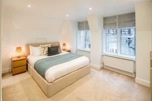 Postel nebo postele na pokoji v ubytování -Air Con- 3BD Mews House - Kensington Palace!