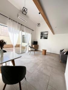 a living room with a table and a couch at MAISON T3 avec extérieur 5 couchages, 3 lits, 2 chambres, BORDEAUX à 10min, TRAM C à 200m, Parc jeux enfants in Le Bouscat