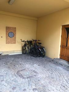 WaksmundApartament Miodowy Waksmund-NowyTarg的停在墙上的一群自行车