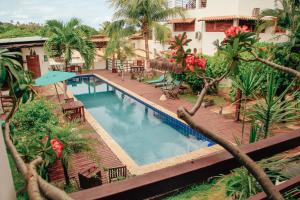 an overhead view of a swimming pool at a resort at Pipa Panorama Aparthotel in Pipa