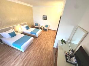 Televiisor ja/või meelelahutuskeskus majutusasutuses Hotel Méditerranée Beyrouth