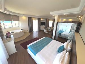 Voodi või voodid majutusasutuse Hotel Méditerranée Beyrouth toas