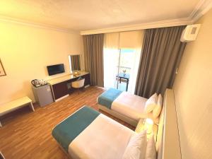 Televiisor ja/või meelelahutuskeskus majutusasutuses Hotel Méditerranée Beyrouth