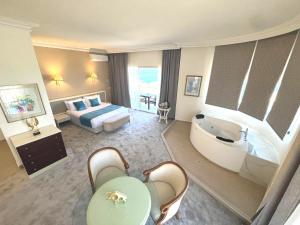 Voodi või voodid majutusasutuse Hotel Méditerranée Beyrouth toas