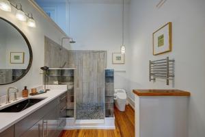 Luxe 220, Unit 6 - Adjoining Pool Table Penthouse Suites的一间浴室