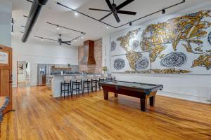 威尔明顿Luxe 220, Unit 6 - Adjoining Pool Table Penthouse Suites的一间设有乒乓球桌和壁画的房间