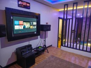 a room with a tv and a video game system at Papi Villa O3 in Tlekung