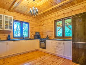 Dapur atau dapur kecil di Ferienhaus "Maga" am See Walpusz- mit gratis Kajak, Kamin & Hunde willkommen
