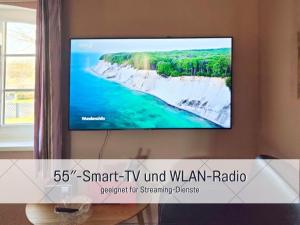 Μια τηλεόραση ή/και κέντρο ψυχαγωγίας στο BUDDE4 Fewo Katja - Early Check-in, extralange Betten 220 cm, separates WC +25 φωτογραφίες