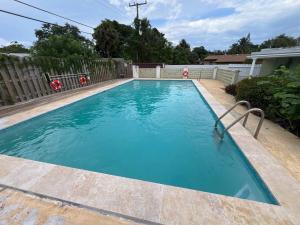 Una piscina con agua azul en un patio. en classic 4b2b FLL Home with heated pool, en Fort Lauderdale