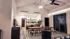 Posezení v ubytování Coco Presidential Villa & Homestay