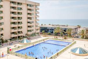 バレンシアにあるApartment Patacona Beach 9の海を望むリゾートのプールの空からの景色を望めます。