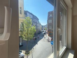 Blick auf eine Stadtstraße aus dem Fenster in der Unterkunft XXL-Cologne Cathedral Apartment in Köln