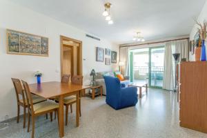 sala de estar con mesa y silla azul en Apartment Patacona Beach 9, en Valencia